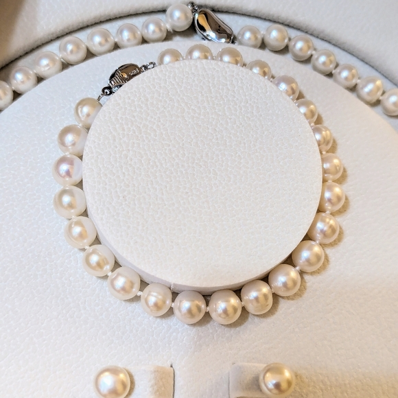 Bangles & Bracelets - Picture 8 of 16